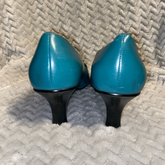 LINEA PAOLO Steel Blue Leather Square Toe Pumps W/Bow Decor Womens Size 8.5M - Picture 3 of 7